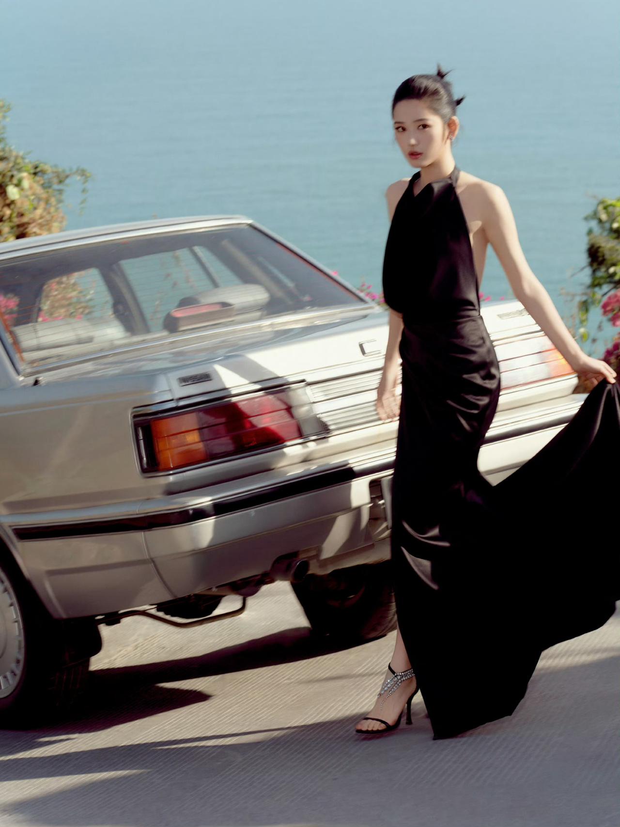海边漫步，优雅黑裙，复古车旁，时尚大片