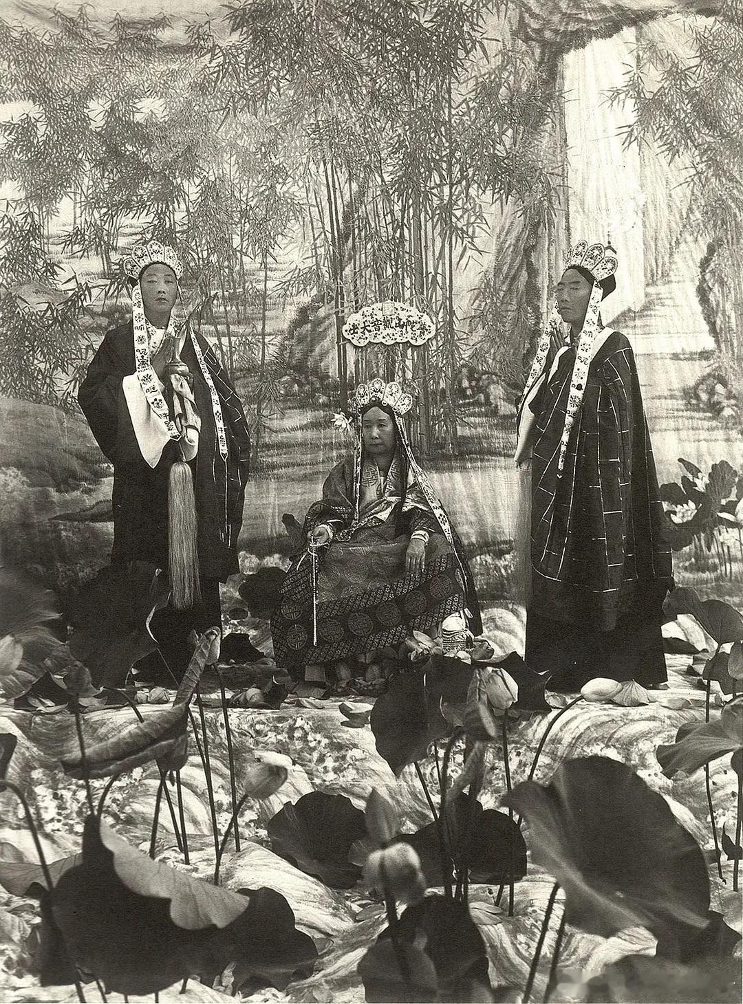 1903年，慈禧在颐和园留影，左侧站立者是太监崔玉贵，右侧站立者是太监李莲英。这