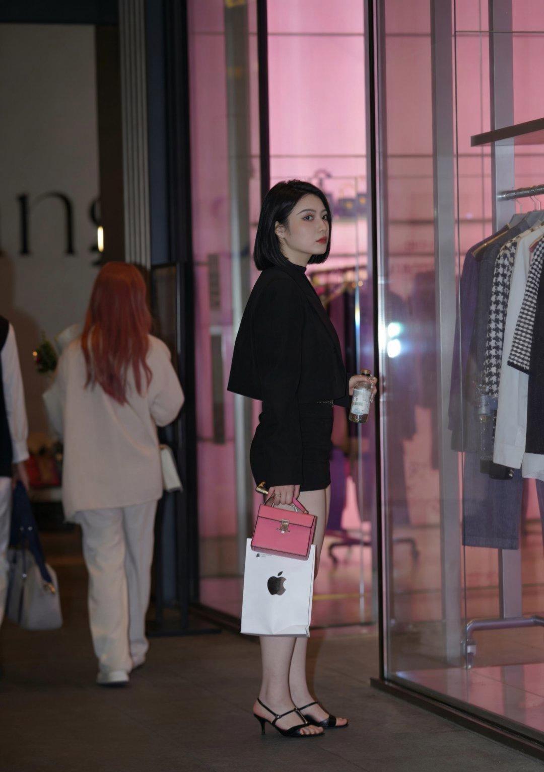 夜幕下的粉黑配色太绝了！黑色西装裙又A又飒，粉色手袋点睛，在霓虹光影里走出自信步