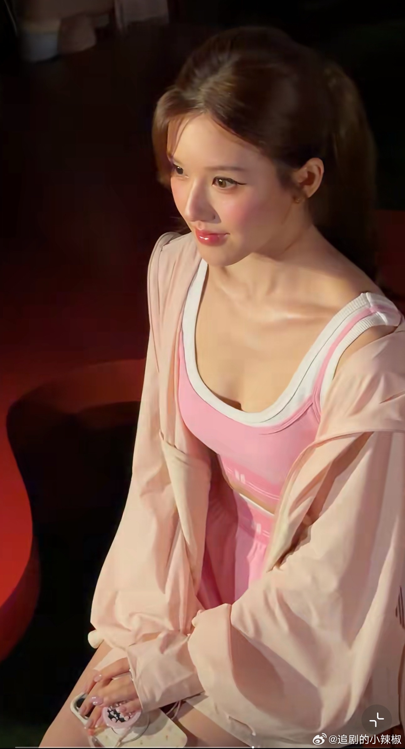 现实中看到的赵露思，就光这形体，搁人堆里也是很优越的存在了