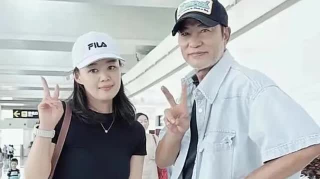 姜妍回国机场照，蓝色长裙配墨镜，低调又时尚