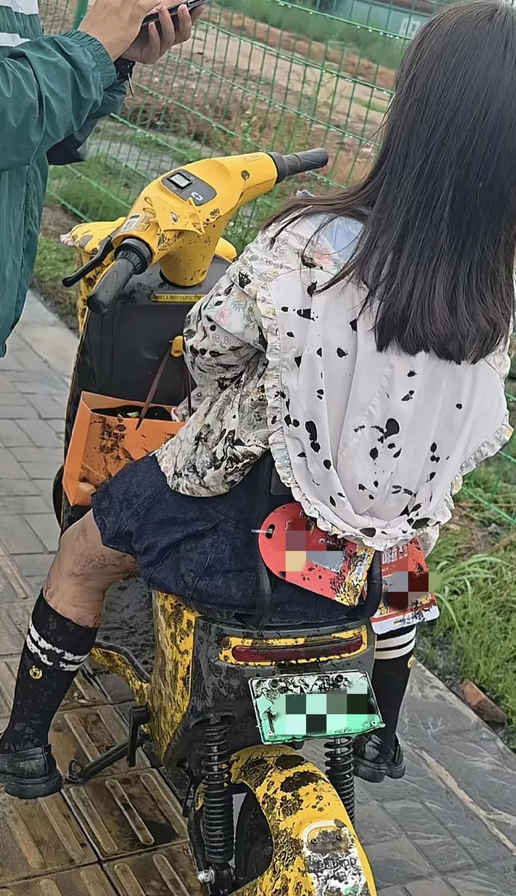太解气！银川，女子骑电动车带着女儿，被过路车辆溅了一身恶臭的污水，湿透透的，女儿