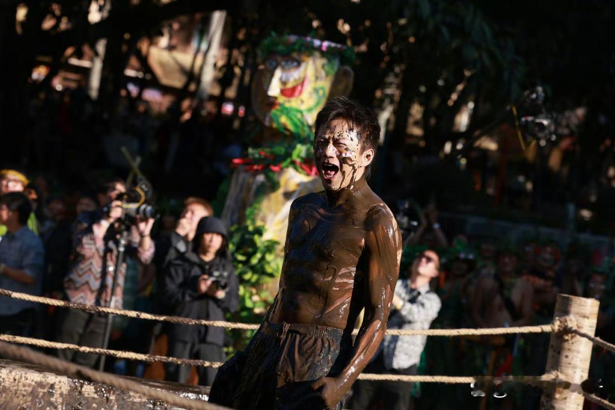 1.林俊杰给金莎早些年写的歌，至今金莎都可以免费唱，商演随便唱，不收版权费。2.