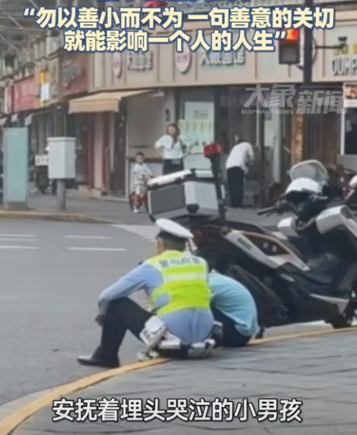这个警察要火！上海，正在处理违章的警察忽然坐下，在街边和一个泪流满面的男孩聊起了