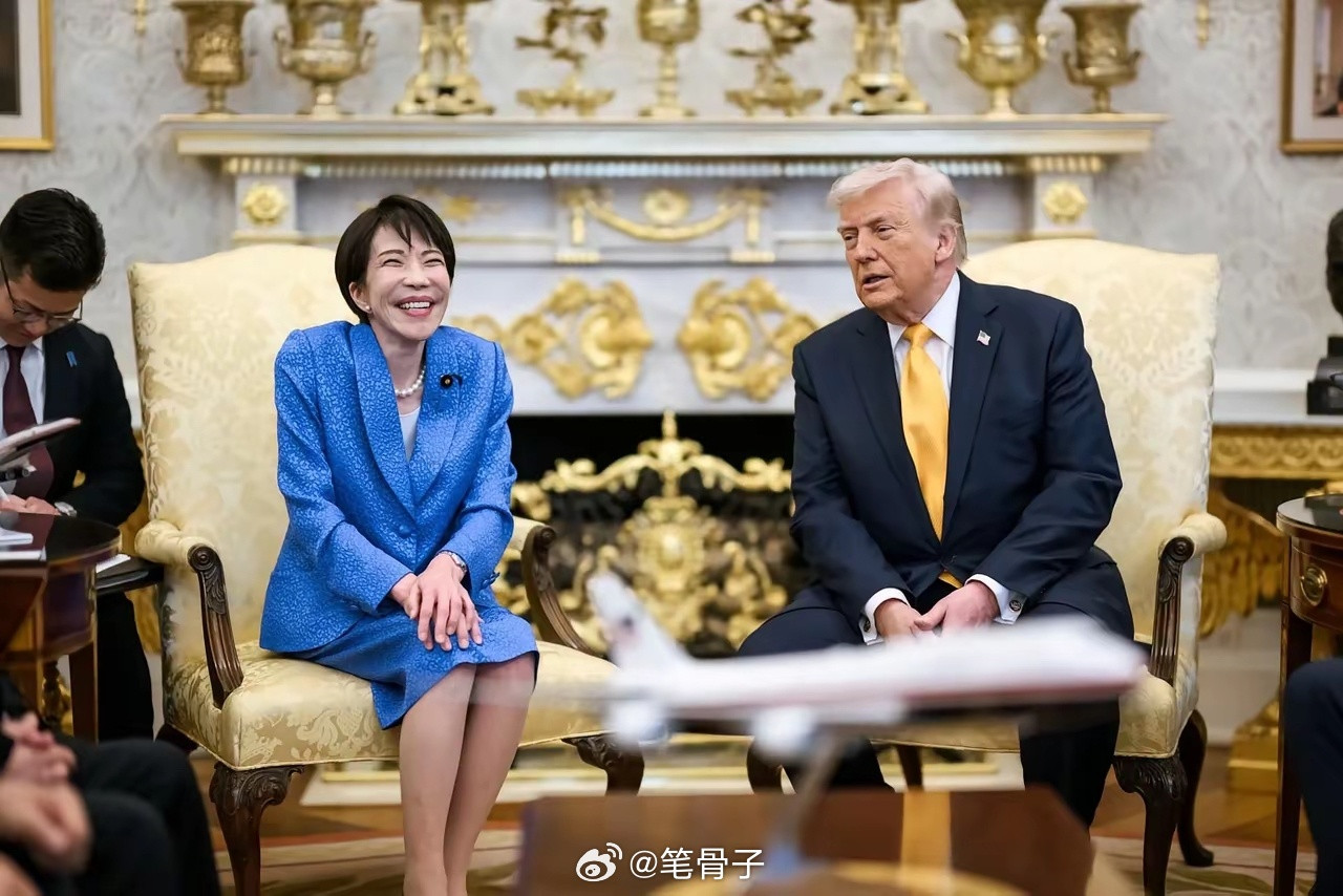 一个是石破茂高傲面对特朗普的场景，一个是高市早苗访美时表现出的媚态。日本网民正在