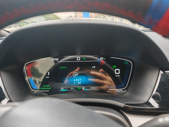 21款比亚迪宋PLUSdim110KM旗舰版的车型仪表盘没有多功能的好看