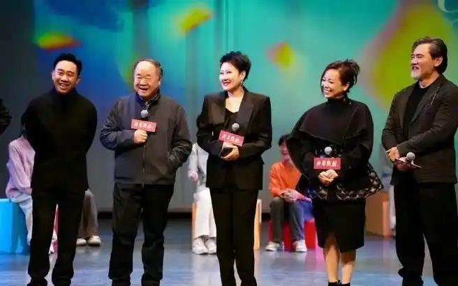 5位知名人士同框：我一眼就认出了中国首位诺贝尔文学奖得主莫言与C位的全国政协委员