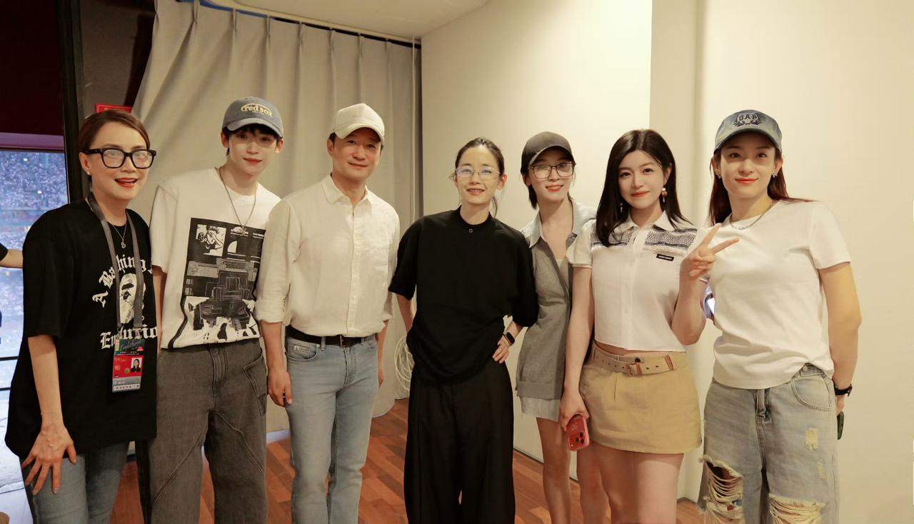 谢霆锋的演唱会嘉宾阵容强大！除了女朋友王菲来捧场，原来还聚集了这么多娱乐圈的知名