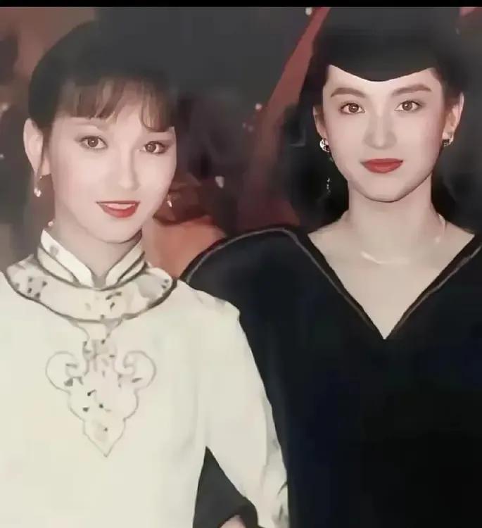林青霞和赵雅芝同框，美的难分上下。赵雅芝温婉柔润，如一朵素雅静开的花，芳香迷人