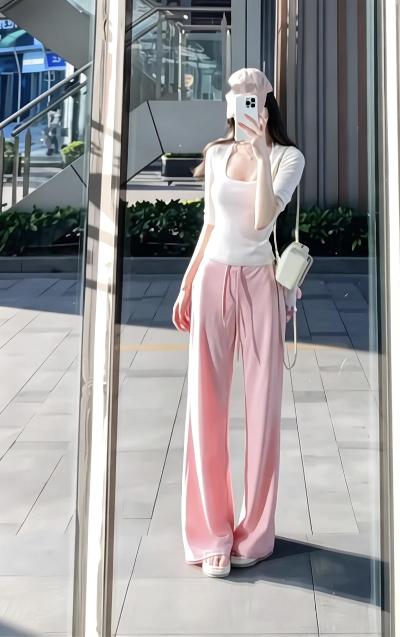 今日穿搭推荐少女风。一、穿搭亮点细节上衣：奶白色大U领假两件针织上衣，
