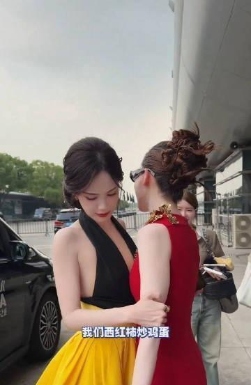 最近李一桐和戚薇一起出席活动的时候显得很有姐妹范儿，看上去都很迷人。李一桐上身