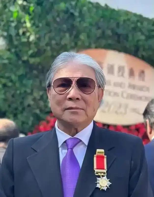 79岁的霍震霆在香港火炬传递中惊艳亮相！满头白发难掩他的精神矍铄，一路小跑却气不