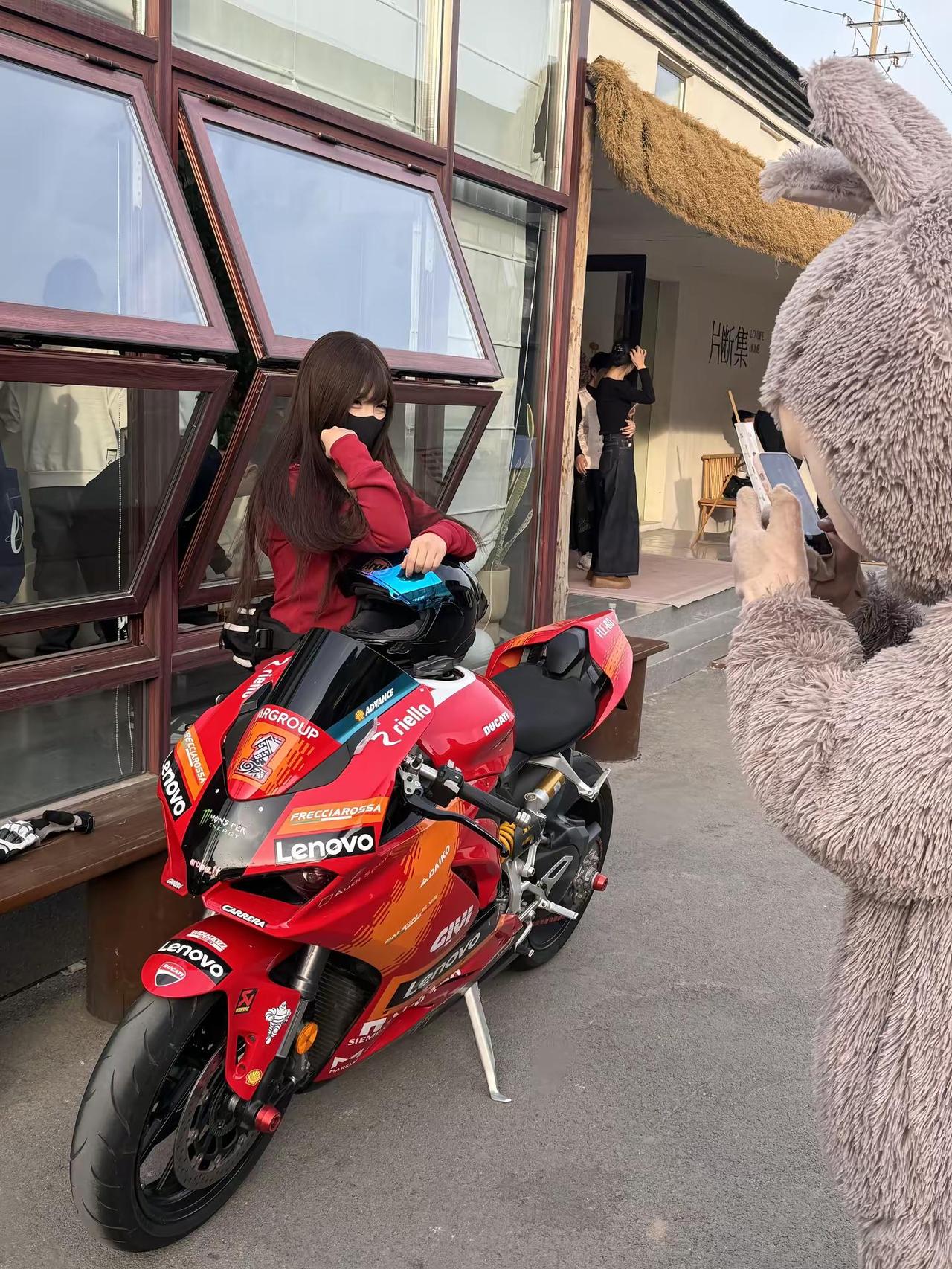 一个单纯的卖萌视频