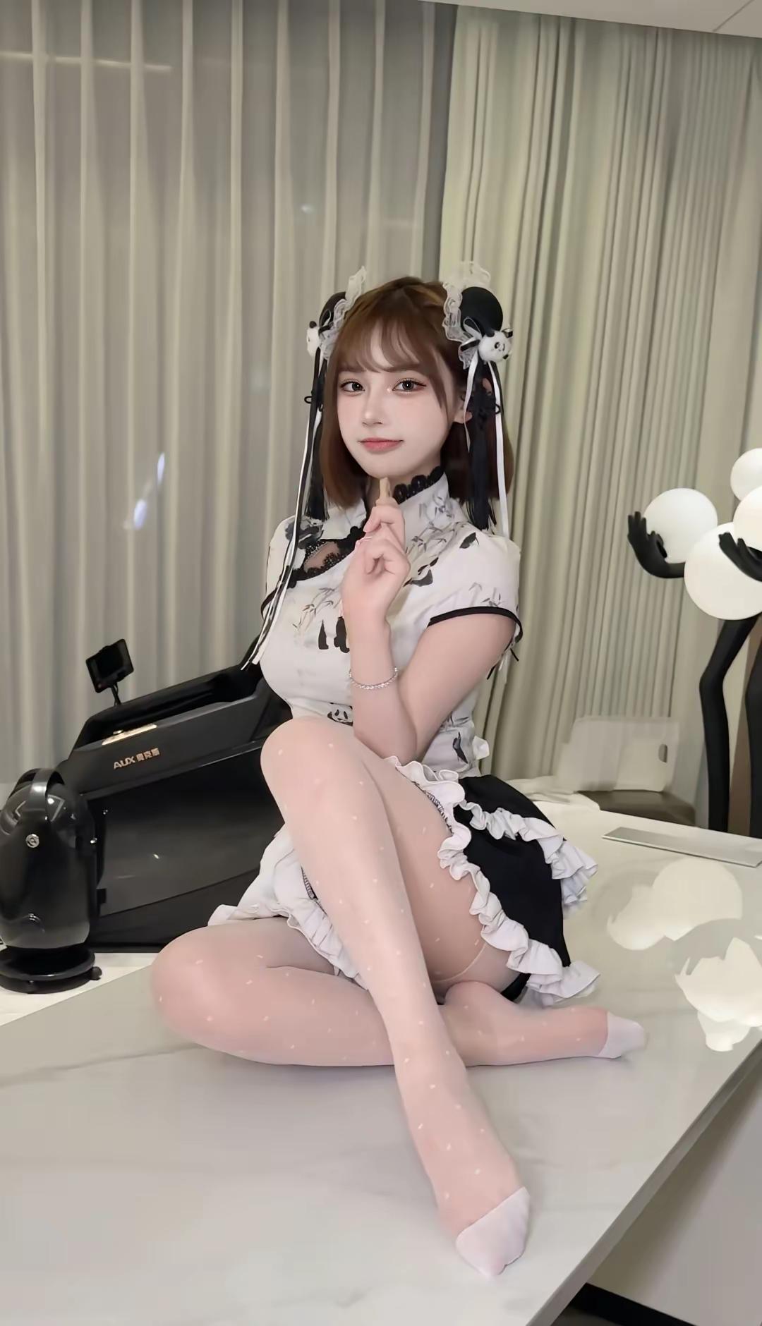 古风少女与现代科技的碰撞，梦幻与现实的交织。