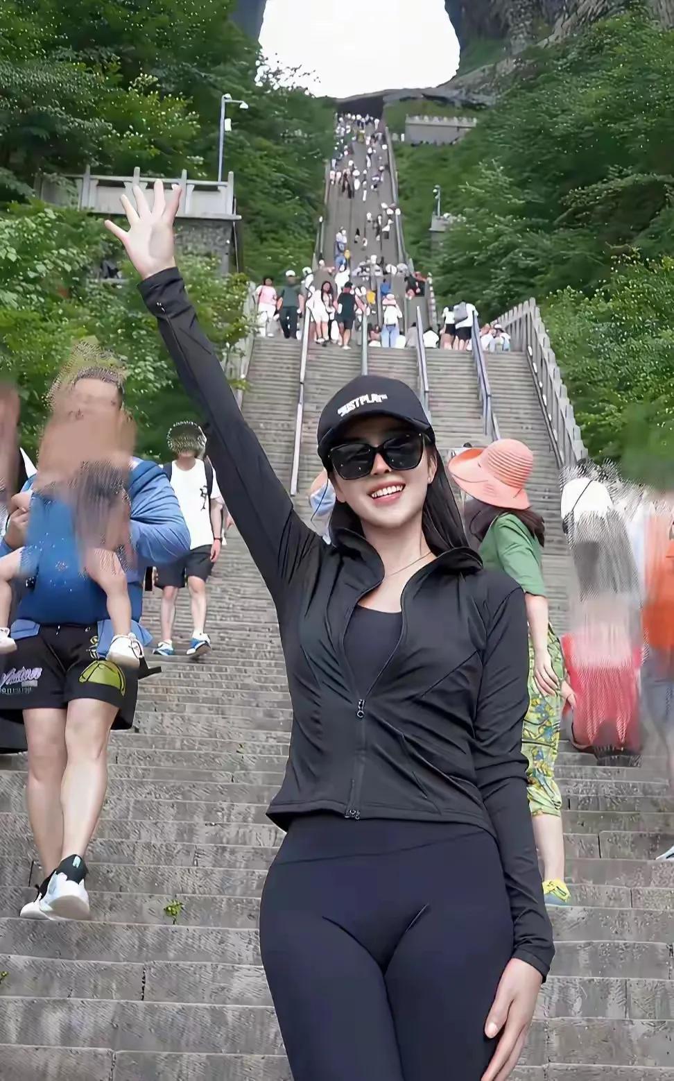 纯欲天花板实锤了！上半身是清冷圣女下凡，下半身是野性猎豹出笼，这反差感绝了！连天