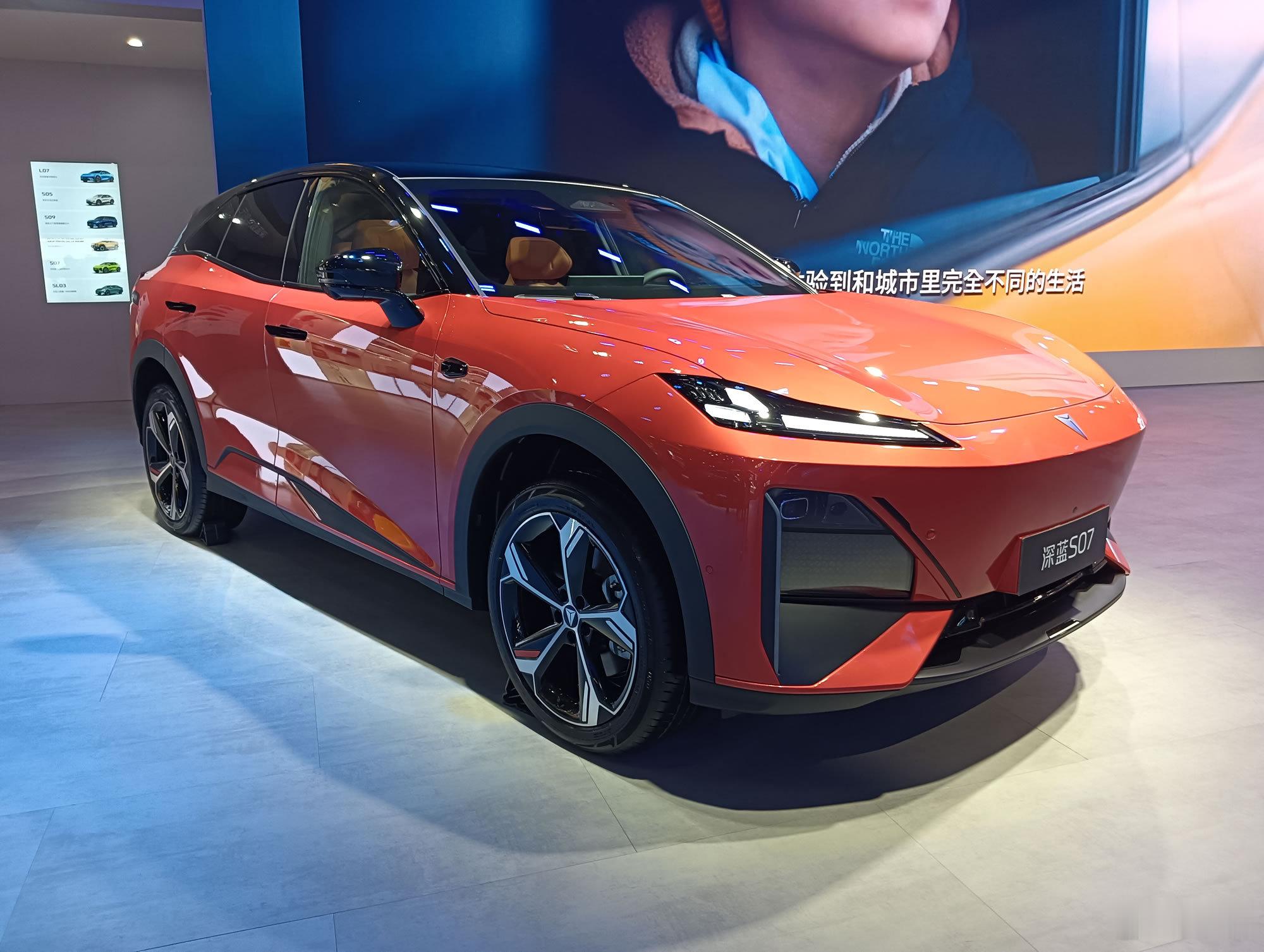 2025成都车展深蓝带来了全新的S07改款车型升级点与之前我们试驾的L07类似