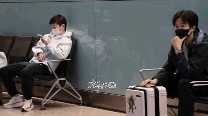 北京时间4月28日，莎头平安落地伦敦，12个小时的飞行让两小只有些疲惫，