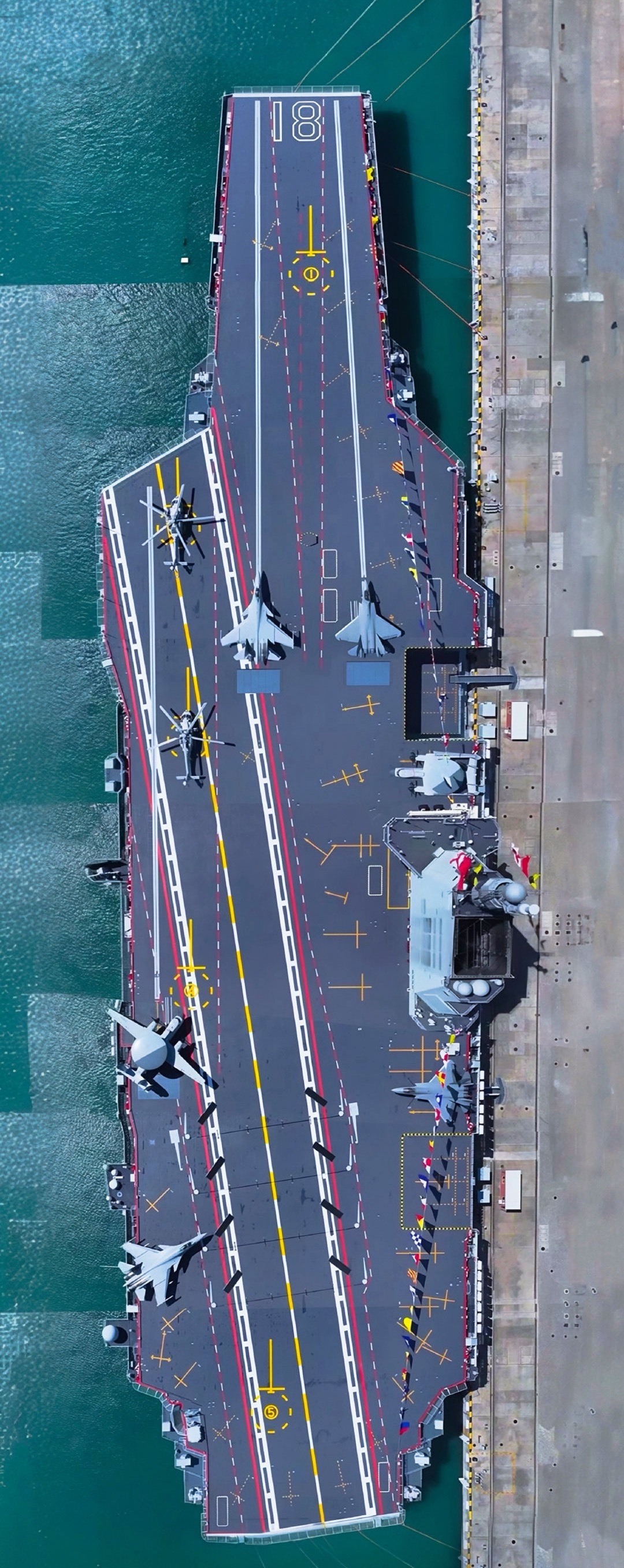 福建舰到底有多大8万余吨，余多少不好说[笑着哭]​​​