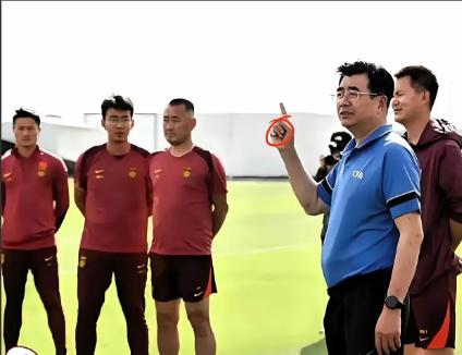 现在国足全员上下已经开始无心练球了！甚至都吃不下饭睡不着觉，那叫一个“愁”字啊！