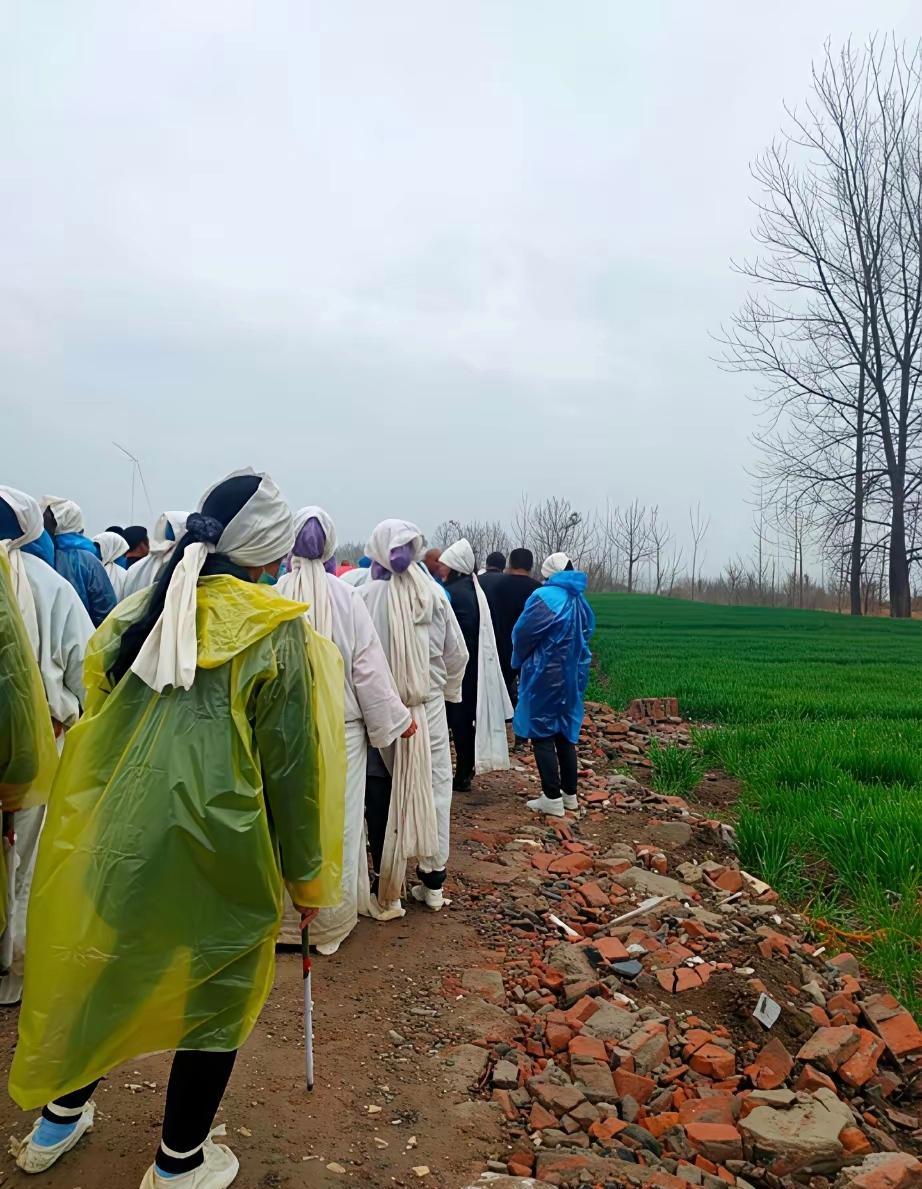 大伯今早走了，没设灵堂、没开追悼会，也没通知亲戚朋友，就至亲送了最后一程。遗体上