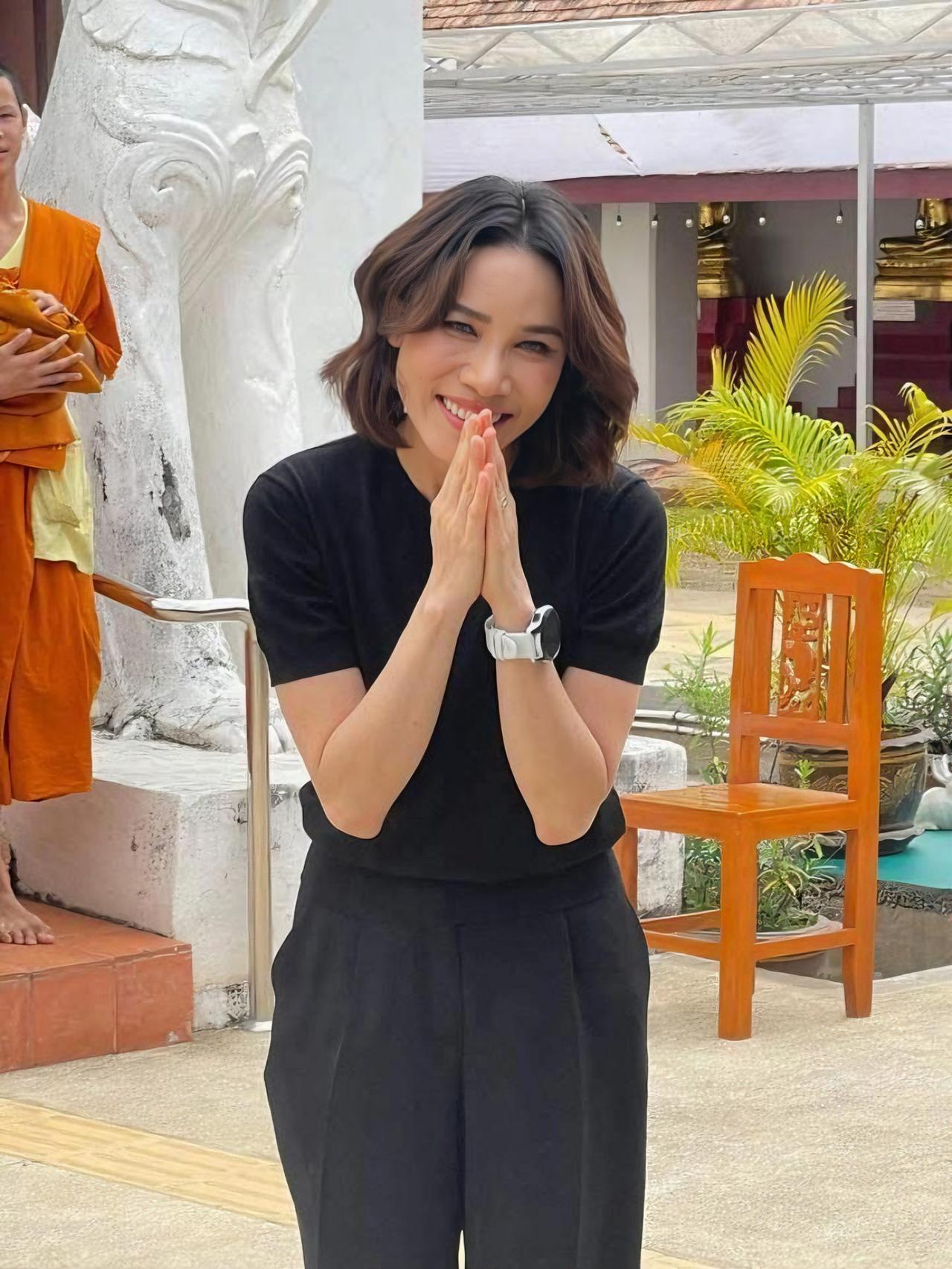 诗妮娜终于单独亮相！一袭黑丧服祭拜太后蛰伏四年，诗妮娜终于重返泰国王室，公务走