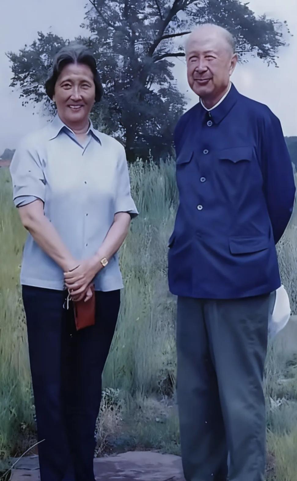 钱学森和蒋英这张合影背后，藏着一句最狠的情话：你守国，我守你。当年在美国，蒋