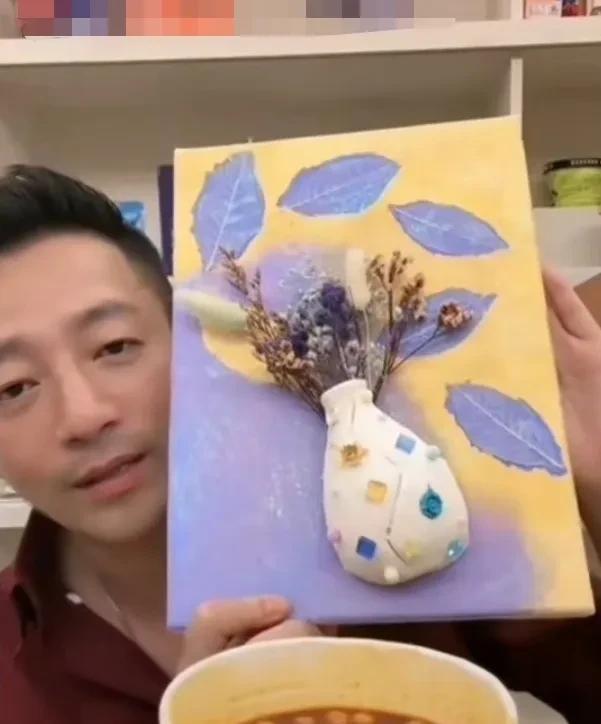 汪小菲在直播间自豪的拿出玥儿和小霖霖制作的手工，开心的问大家：“这两幅画哪个是姐