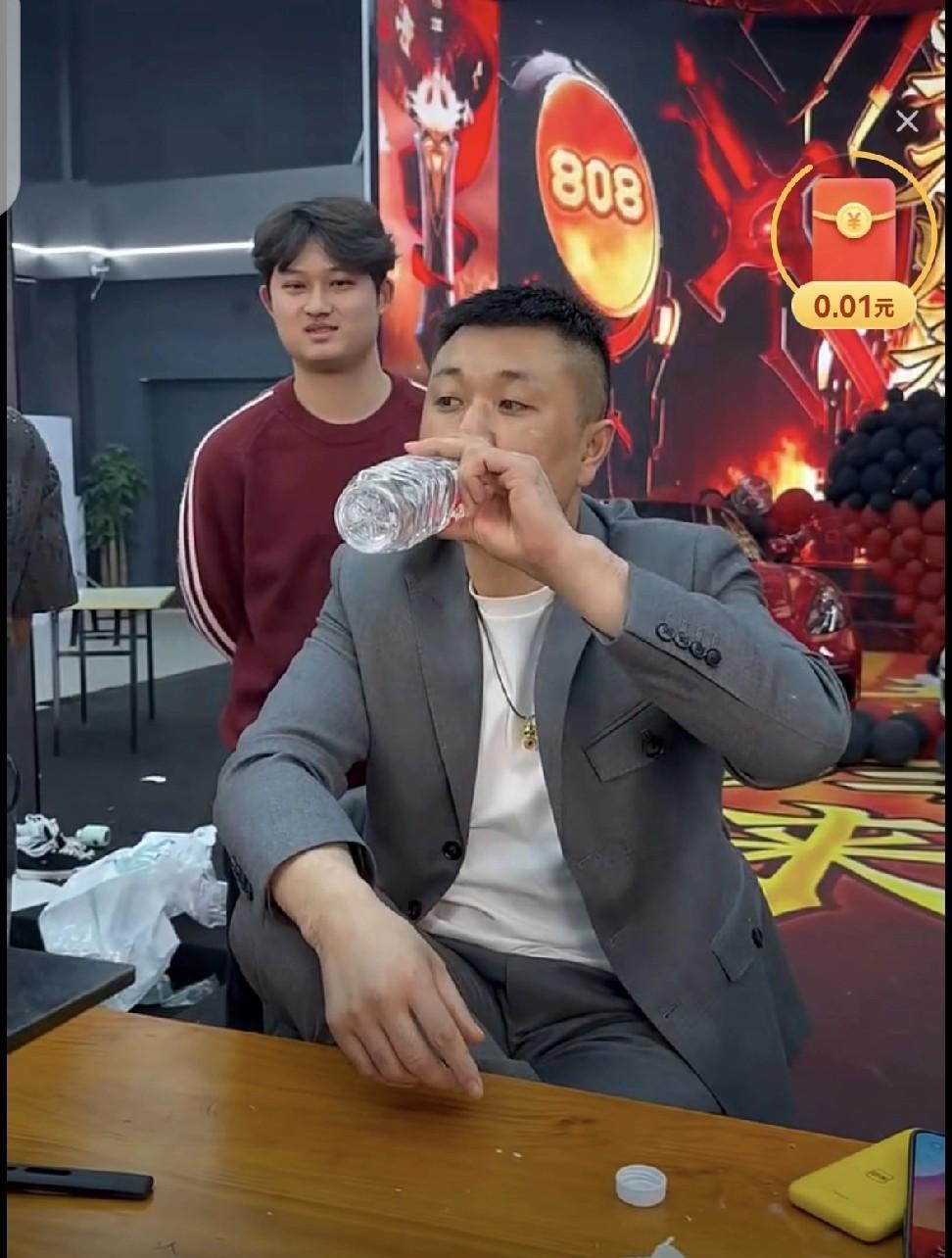 老葛贴身助理鹏飞评价散打，以前你是一哥，现在你都不如三孙子！互联网没有一个主播给
