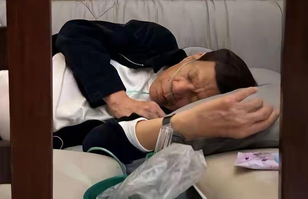 马科斯的人刚探视完老杜就昏迷倒地？这绝不是巧合更像场被政治裹挟的“健康博弈