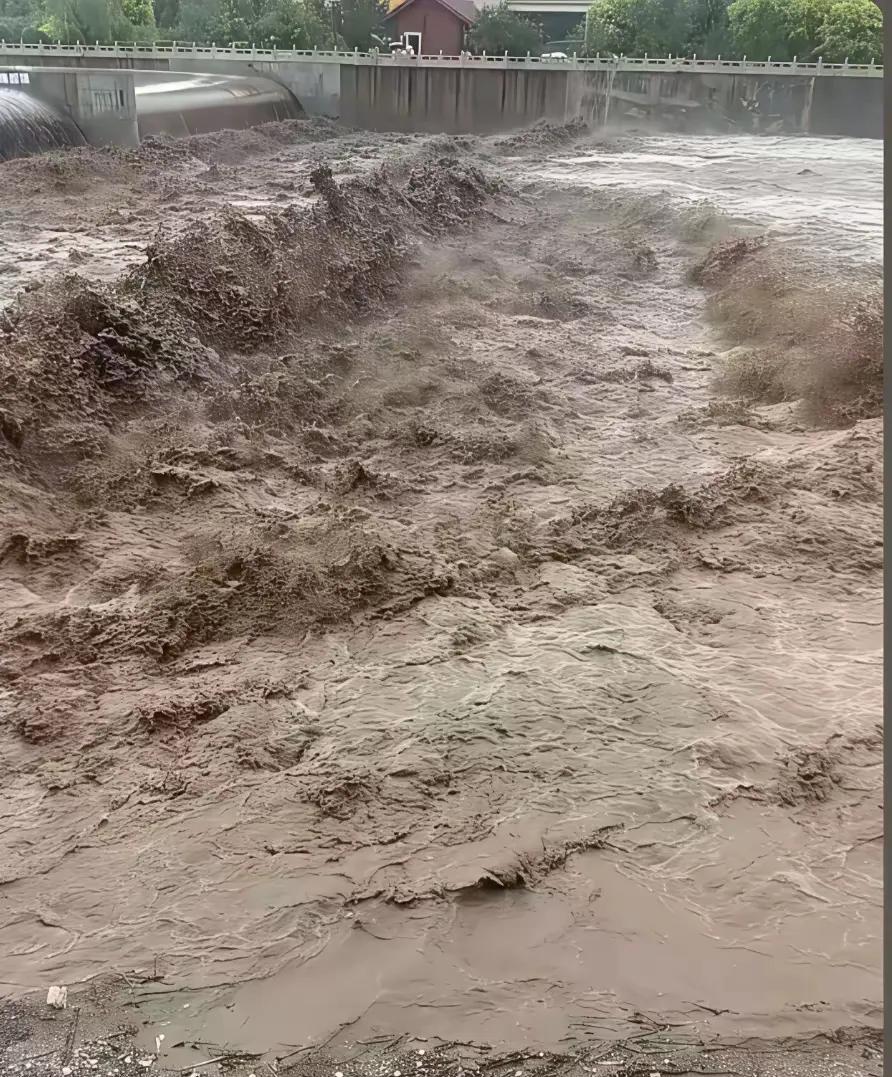 连续的降雨教育了谁？连续一周，内蒙古天天有降雨，好多地方的雨达到了历史极值。这场