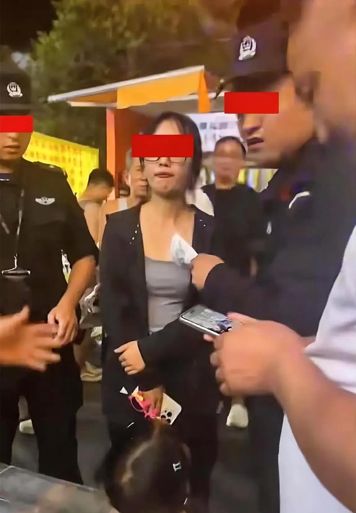 怪不得这个女孩能刮中100万！当面对老板耍赖拿着彩票不给，说的唾沫星子乱飞的时
