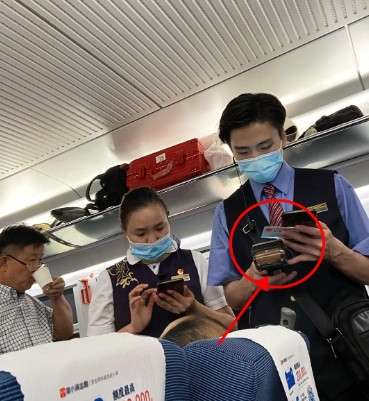 高铁上的离奇事：工作人员查身份证号，咋就“查无此人”了？五一带孩子坐高铁