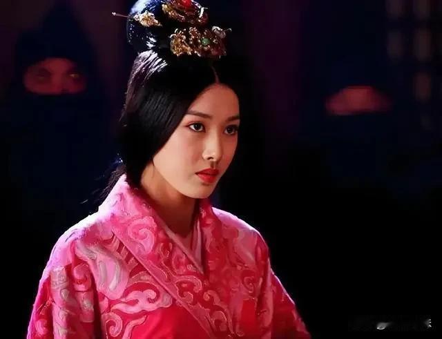 271年，西晋权臣贾充在家中设宴，席间他的小女儿看上一个俊美少年，转头对丫鬟说：