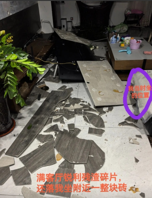 不幸中的万幸！”7月12日，山东一女子坐在沙发上低头玩手机，旁边趴着的3只猫突然
