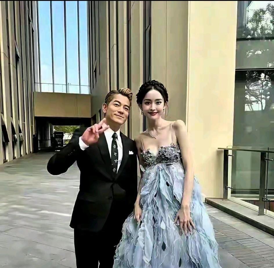 能与郭天王合影的谋女郎究竟是谁？有认识的吗？