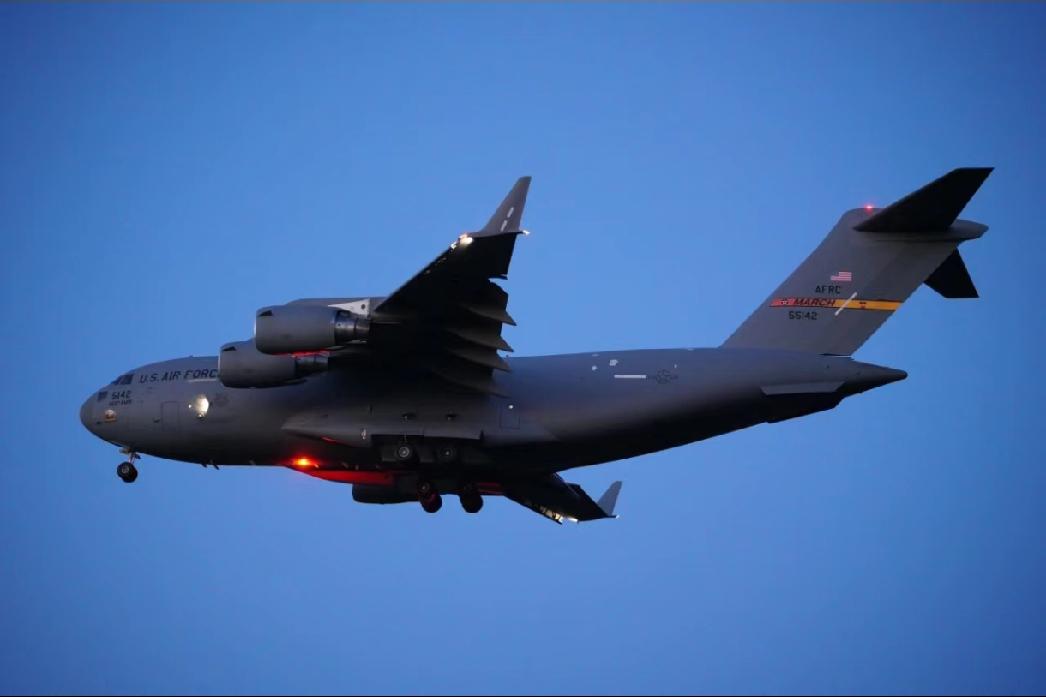 C17大型运输机🛬太漂亮了，这是网友在现场拍下的照片，欣赏一下环球霸王的英姿[