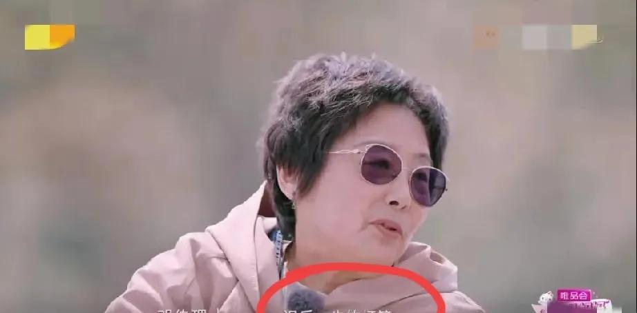 这么要强的黄圣依妈妈，到最后也只是一个担心女儿未来的普通母亲。被主持人问到:“再