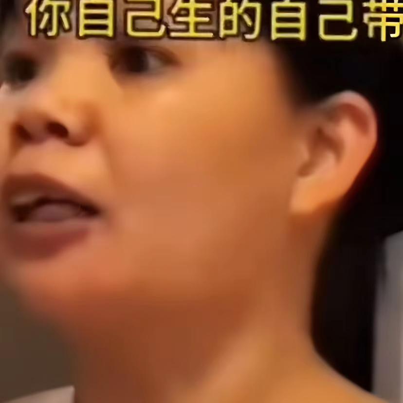 恶婆婆遇上了厉害的儿媳妇，儿媳妇正躺在床上做月子，婆婆进来恶狠狠地对儿媳妇说：“