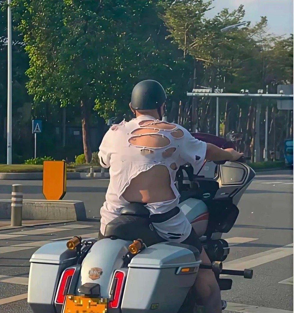 衣服难道是巴黎世家？