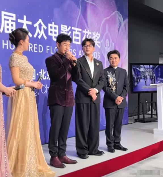 黄晓明和苏有朋，引发热议！8月10日，俩人现身百花奖，站一起身高几乎没差别，可苏