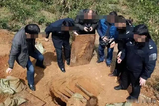 河南郑州，钓鱼佬王某在一次钓鱼过程中，发现旁边玉米地的垄上有几个圆洞，王某一眼认