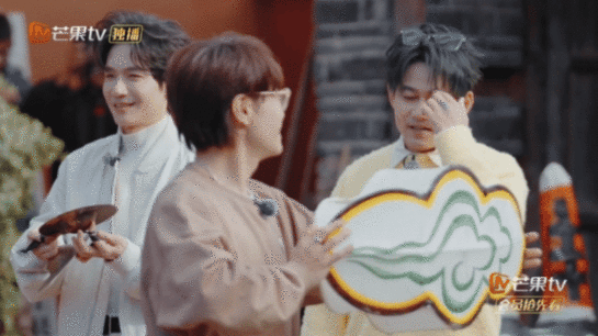 苏醒苏醒我的猫步很曼妙快乐老友记醒猫猫提灯笼走猫步，慢悠悠的样子，氛围感直接