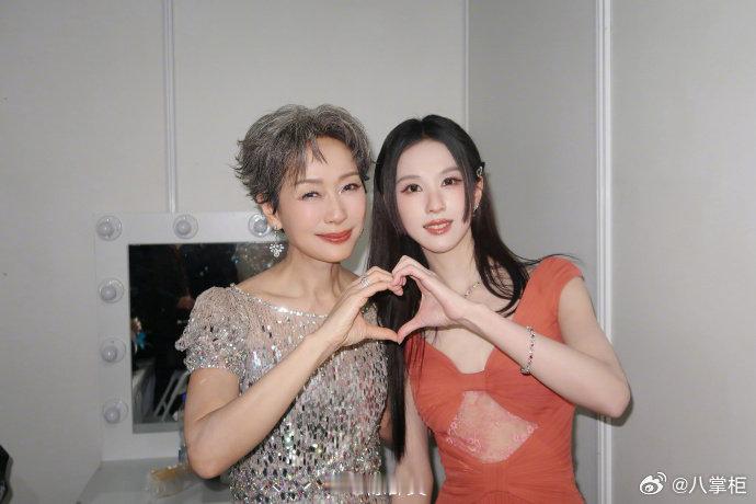 陈都灵又和好多美女贴贴了美女贴贴的快乐谁懂！晒微博之夜合照，满屏高颜值姐姐，同