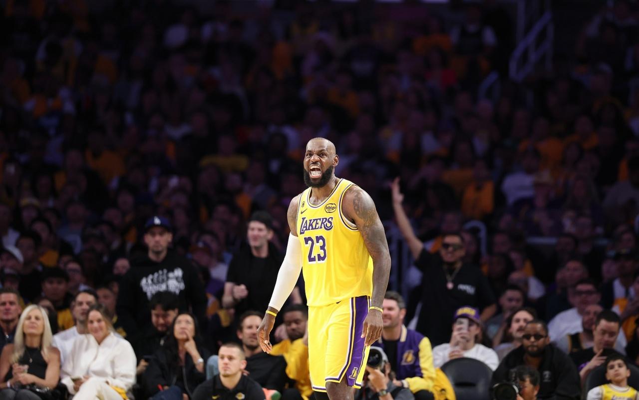 这位NBA名嘴也太过分了吧，竟然这样说詹姆斯，詹姆斯在42岁的年龄带领一群边角料