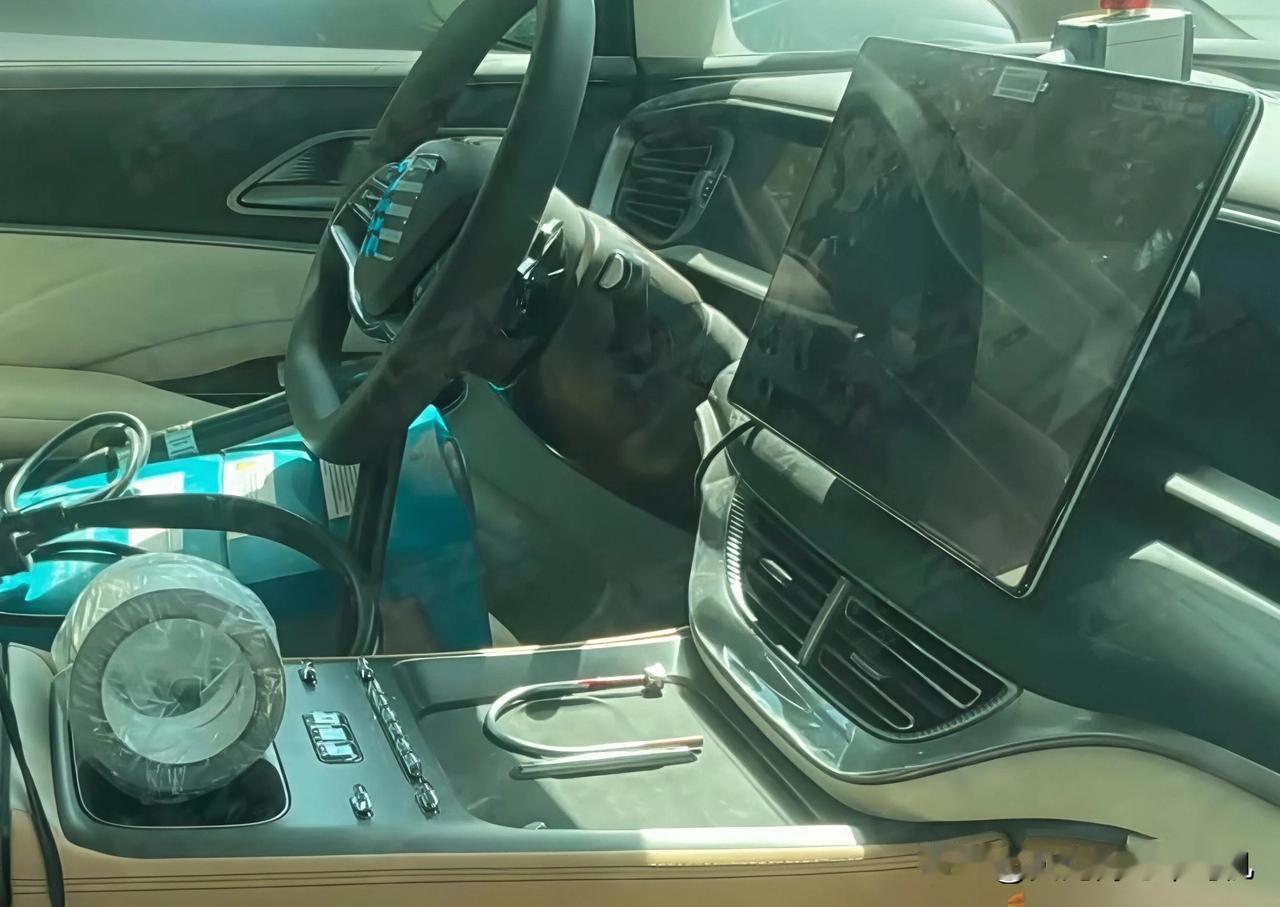 中期改款的腾势D9也用上怀档，以后比亚迪的车都是怀档了吧。中控水杯位这部分的按