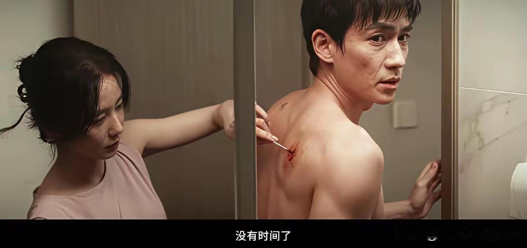 朱一龙，《惊蛰无声》中的黄凯，竟然是间谍，被杨幂钩下水的，最后竟自杀了。《韩非