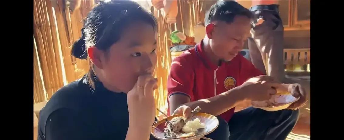 小国把镜头对准老挝岳父，老头几杯米酒下肚就绷不住，眼泪混着皱纹往下淌，说没给闺女