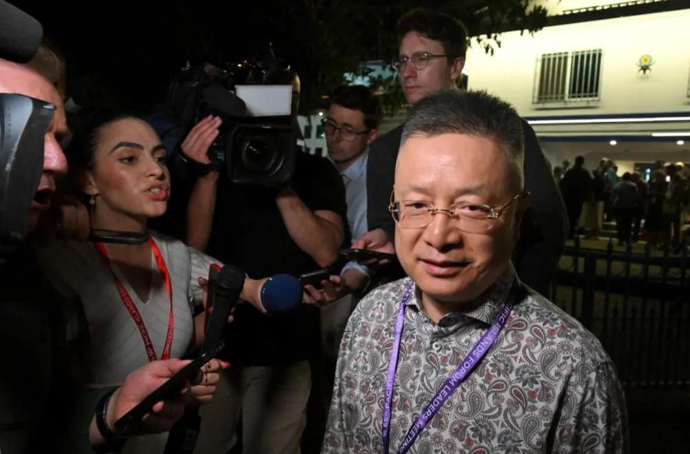 大陆特使步入会场，一看台方人员也在场，没有多余废话，撂下一句“后果自负”后扭头离