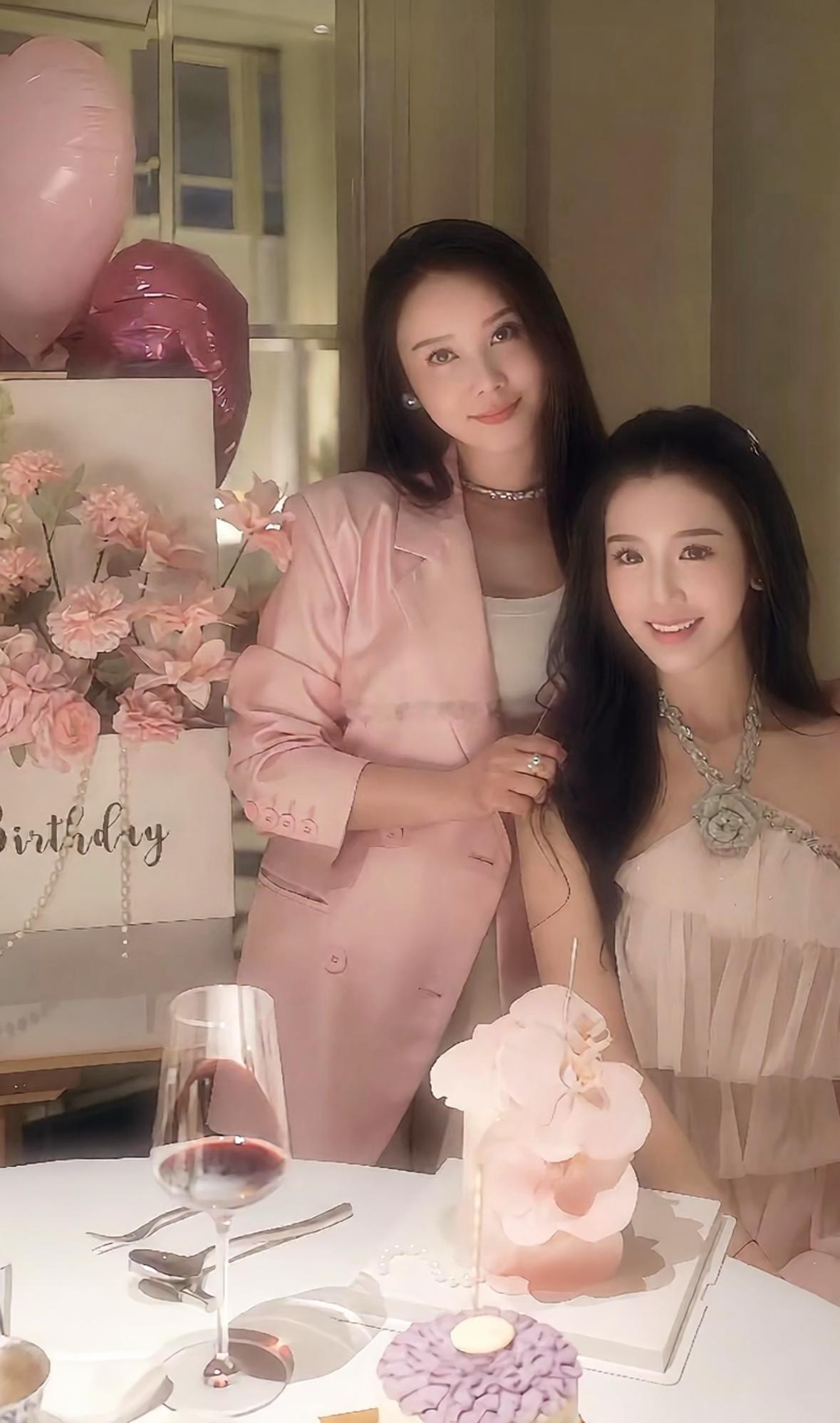 这母女上辈子做了什么好事