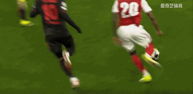 阿森纳获得的这个点球马杜埃凯有跳水的嫌疑，因为铲球的球员没有能碰到球，更没有碰到